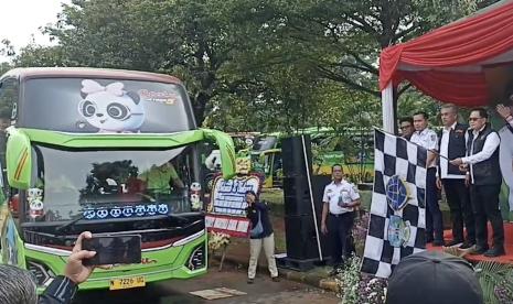 Pemerintah Provinsi (Pemprov) Jawa Timur mengadakan mudik bareng untuk para pemudik yang bertujuan ke berbagai daerah di Jawa Timur.