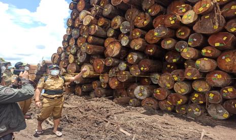 Petugas menyegel sementara ribuan kayu log ilegal di Pahandut Seberang , Kota Palangka Raya, Provinsi Kalimantan Tengah.