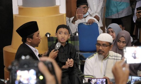 Pemerintah Provinsi (Pemprov) Nusa Tenggara Barat (NTB) memberikan hadiah tabungan pendidikan kepada hafiz cilik asal Kota Mataram, Naja Hudia Afifurrohman di Masjid Hubbul Wathan, Kompleks Islamic Center NTB, Jumat (31/5).