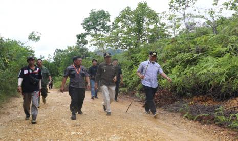 Pemerintah Provinsi (Pemprov) Sumbar melakukan peninjauan dalam rangka percepatan penyelesaian pembangunan jalan Akses Pelabuhan Teluk Tapang dan Simpang Tenggo.