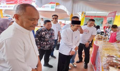 Pemerintah Provinsi Riau bersama unit usaha APP Sinar Mas, yakni PT Indah Kiat Pulp & Paper Tbk (IKPP) Perawang, PT Arara Abadi, serta Paguyuban Sinarmas Riau juga menggelar bazar 10 ribu minyak goreng premium murah.