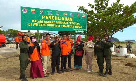 Pemerintah Provinsi Sumatra Barat mengadakan kegiatan penghijauan dalam rangka mitigasi bencana di wilayah itu.