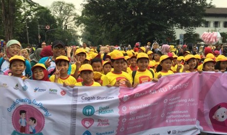 Pemerintah Provisi Jawa Barat melalui Tim Penggerak PKK Jabar, bekerja sama dengan Kantor Staff Kepresidenan RI mendeklarasikan 'Cegah Stunting' (tumbuh kerdil), di Lapangan Gasibu Bandung, Ahad (18/11). 