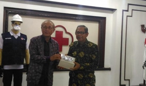 Pemerintah Taiwan yang diwakili keperwakilan perdagangan dan ekonomi (TETO) Chang Liang-Jen secara simbolis memberikan bantuan masker N 95 dan diserahkan kepada Ginanjar Kartasasmita.