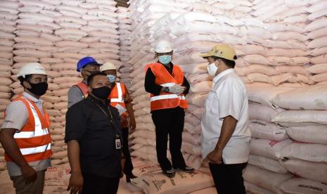 Pemerintah telah menyiapkan pupuk bersubsidi sekitar 9 juta ton tiap tahunnya. Penyediaan pupuk bersubsidi bagi petani bukanlah tugas Kementerian Pertanian (Kementan) saja, namun demikian merupakan program strategis lintas kementerian yakni Kementan, Kementerian Keuangan dan Kementerian BUMN dengan tata kelolanya melibatkan pemerintah daerah. 