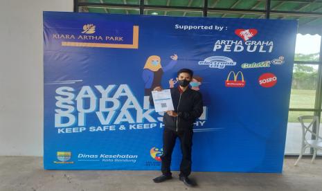 Pemerintah terus menggencarkan penyuntikan vaksin sebagai salah satu upaya penanganan Covid-19 di Indonesia. Dinas Kesehatan Kota Bandung bekerjasama dengan Artha Graha Peduli melakukan program vaksinasi gratis bagi warga kota Bandung. 