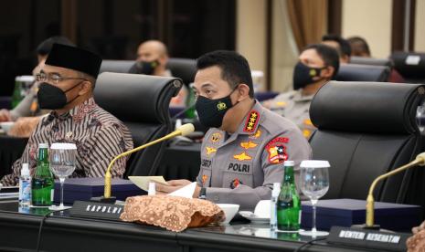 Pemerintah, TNI, Polri dan instansi terkait menggelar Rapat Koordinasi (Rakor) lintas sektoral untuk membahas soal antisipasi potensi lonjakan Covid-19 saat perayaan Natal 2021 dan Tahun Baru 2022 (Nataru) di Mabes Polri, Jakarta Selatan, Jumat (26/11).