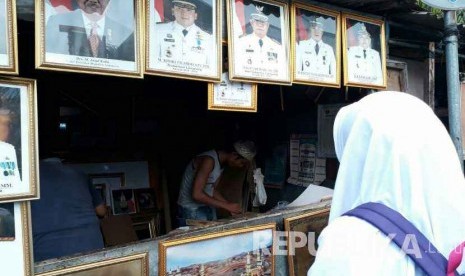 Pemesanan dan penjualan figura bergambar pahlawan dan tokoh nasional Indonesia dan lokal meningkat menjelang Hari Pahlawan pada 10 November.