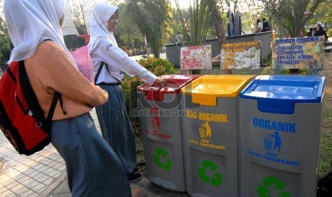 Sebanyak 84 sekolah di Surabaya tidak menggunakan kemasan sekali pakai. Foto ilustrasi pemilihan sampah.