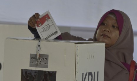 Pemilih memasukkan surat suara pilpres saat Pemungutan Suara Ulang (PSU) di TPS 05 Dauh Puri, Denpasar, Bali, Kamis (25/4/2019).