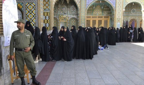 Pemilih perempuan antre memberikan suaranya dalam pemilihan presiden Iran di Kota Qon, Iran, Jumat, 19 Mei 2017.