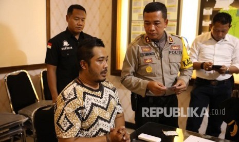 Pemilik akun Facebook Rendra Hadi Kurniawan (berkaos corak batik) saat menjalani pemeriksaan. Rendra dilaporkan karena menghina Nabi Muhammad.