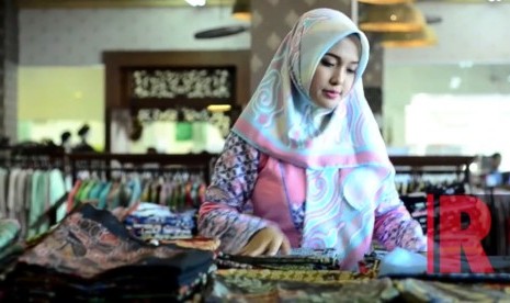 Pemilik Batik Trusmi, Sally Geovanny