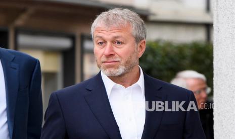 Pengusaha Rusia Roman Abramovich dituduh melanggar sanksi ekonomi dengan mengekspor dua pesawat asal Amerika Serikat (AS) ke Rusia tanpa lisensi.