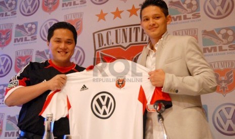  Pemilik DC United Erick Thohir (kiri) berfoto bersama pesepakbola Syamsir Alam usai menggelar jumpa pers di Jakarta, Sabtu (2/2). (Republika/Agung Fatma Putra)