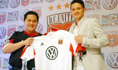 Pemilik DC United Erick Thohir (kiri) berfoto bersama pesepakbola Syamsir Alam usai menggelar jumpa pers di Jakarta, Sabtu (2/2). (Republika/Agung Fatma Putra)