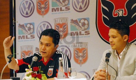  Pemilik DC United Erick Thohir (kiri) didampingi pesepakbola Syamsir Alam saat menggelar jumpa pers di Jakarta, Sabtu (2/2). (Republika/Agung Fatma Putra)