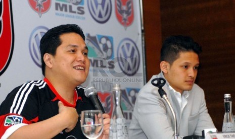  Pemilik DC United Erick Thohir (kiri) didampingi pesepakbola Syamsir Alam saat menggelar jumpa pers di Jakarta, Sabtu (2/2). (Republika/Agung Fatma Putra)