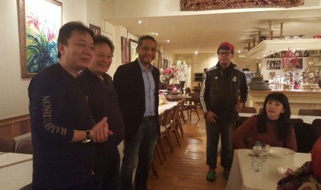 Pemilik Desa Restaurant Amsterdam Effendi Ali atau Ayun (kedua dari kiri) saat menerima rombongan turis asal Indonesia.