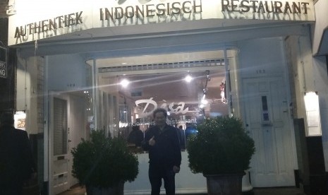 Pemilik Desa Restaurant Ayun di depan resto miliknya di Amsterdam, Belanda, Ahad (14/2).