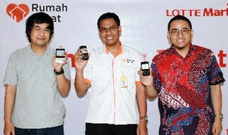 Pemilik Digital Jaya Solusi Iqbal Farabi (kanan), CEO Rumah Zakat Nur Efendi (tengah), dan CEO Digital Jaya Solusi Ibnu Maksum (kiri) saat launching Zakat via Blackberry atau Z-Mobile di Jakarta.