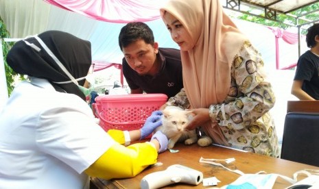 Pemilik hewan peliharaan melakukan vaksinasi rabies di kantor Dinas  Pertanian dan Perikanan Kota Tasikmalaya, Jumat (13/9).