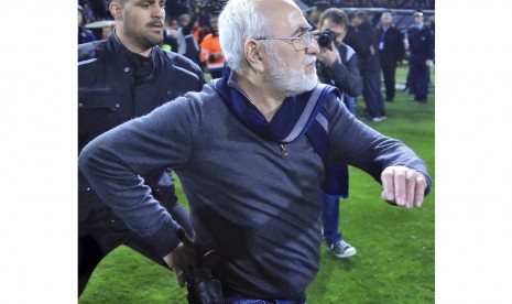 Pemilik klub PAOK Ivan Savvidis memasuki lapangan dengan pistol di pinggang.