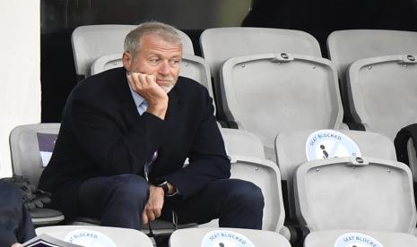 Pemilik klub sepak bola Chelsea Roman Abramovich. Pemilik New York Jets, Robert Woody Johnson, dilaporkan sedang mempersiapkan penawaran untuk membeli Chelsea dari Abramovich.