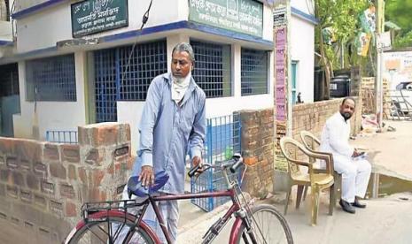 Pemilik lahan Partha Sarthi Basu (berbaju putih) berada di depan masjid yang dirawat keluarganya selama 50 tahun di Barasat, West Bengal, India.