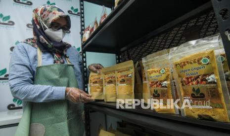 Owner Pawon Putri, Tuti Purwanti menata minuman empon-empon instan di Pawon Putri, Bojongsari. Aneka Produk UMKM akan memeriahkan pelaksanaan Depok Virtual Expo (ilustrasi) 