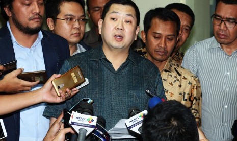 Pemilik MNC Group, Hary Tanoesoedibjo menjawab pertanyaan wartawan seusai menjalani pemeriksaan di Direktorat Tindak Pidana Siber, Bareskrim Polri, Jakarta, Senin (12/6). 