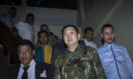 Pemilik MNC Group Hary Tanoesoedibjo (tengah) bergegas seusai menjalani pemeriksaan di Direktorat Tindak Pidana Siber Bareskrim Polri, Jakarta, Jumat (7/7).