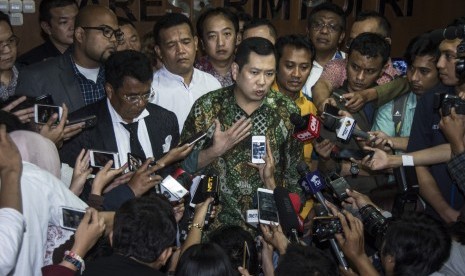 Pemilik MNC Group Hary Tanoesoedibjo (tengah) memberikan keterangan pers seusai menjalani pemeriksaan di Direktorat Tindak Pidana Siber Bareskrim Polri, Jakarta, Jumat (7/7).