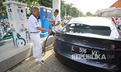 Pemilik mobil listrik mengisi daya kendaraannya di sela-sela peresmian Stasiun Pengisian Kendaraan Listrik Umum (SPKLU) PLN (ilustrasi)