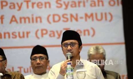 Pemilik PT Veritra Sentosa Internasional (VSI) atau PayTren, Yusuf Mansur (kanan) memberikan sambutan saat penyerahan Sertifikat Syariah DSN- MUI oleh MUI di Bogor, Jawa Barat, Senin (7/8).