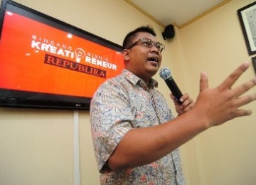 Pemilik Restoran Ayam Bakar Mas Mono, Agus Pramono memberikan materi kewirausahaan kepada peserta Bincang Bisnis Kreatipreneur Republika di Kantor Harian Republika, Pejaten, Jakarta Selatan, Selasa (3/1)