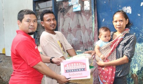 Pemilik Sabana Fried Chicken Syamsalis (kiri) saat bertemu mustahik