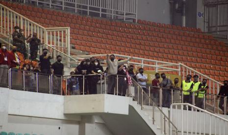 Pemilik saham mayoritas sekaligus Dirut Persis Solo Kaesang Pangarep (tengah) melakukan selebrasi kemenangan setelah timnya mengalahkan Martapura Dewa United dalam lanjutan Liga 2 babak semi final di Stadion Pakansari, Kabupaten Bogor, Jawa Barat, Senin (27/12/2021). Persis Solo menang dengan skor 2-1 dan berhasil melangkah ke babak final Liga 2.