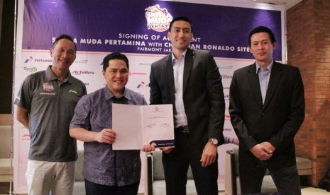 Pemilik Satria Muda Pertamina Erick Thohir (kedua dari kiri) ketika penandatangan kontrak Christian Ronaldo Sitepu (kedua dari kanan), Sabtu (14/10) malam.