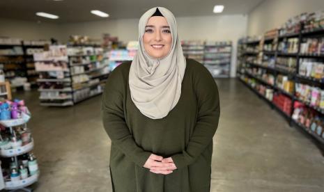 Pemilik toko produk sehat di komunitas Coolaroo, utara Melbourne, Australia, Betul Turker. Ia hanya menjual produk vegan, organik, dan bersertifikat halal. Produknya menarik konsumen Muslim, terutama ibu Muslim. Tantangan Perusahaan Lokal Australia Kepakkan Bisnis Produk Bersertifikat Halal 