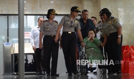 Owner of the Sumber Waras Foundation, Kartini Muljadi (in wheel chair), was questionned by investigator of the Corruption Eradication Commission  on Tuesday (April 19, 2016).