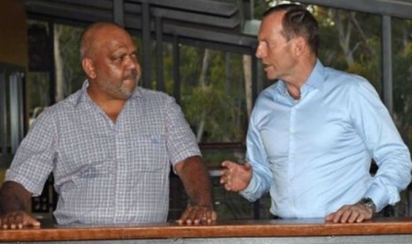 Pemimpin Aborigin Noel Pearson bersama PM Tony Abbott. 