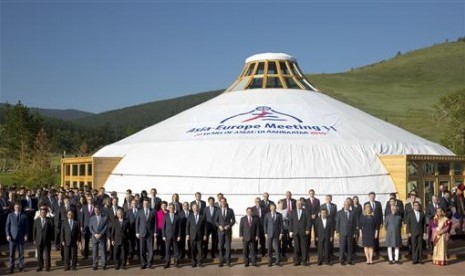 Pemimpin Asia dan Eropa berpose untuk foto kelompok dalam Konferensi Tingkat Tinggi Asia-Eropa (ASEM) ke-11 di Ulaanbaatar, Mongolia, Sabtu, 16 Juli 2016.