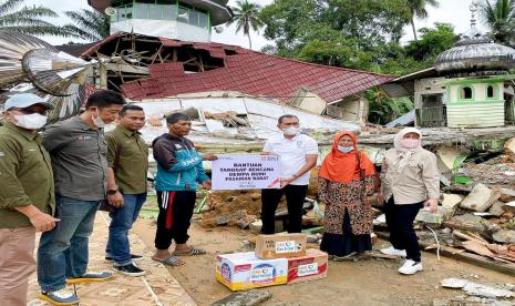 Pemimpin BNI Wilayah 02 area Sumbar,Riau, dan Kepri Faizal A. Setiawan memberikan bantuan terdiri atas uang tunai untuk pemenuhan kebutuhan darurat. Selain itu juga dikirimkan bantuan berupa Sembilan bahan makanan pokok (Sembako).   Sebagai BUMN dengan pondasi AKHLAK, BNI berupaya proaktif untuk mendoakan sekaligus menyalurkan bantuan untuk meringankan derita para korban.