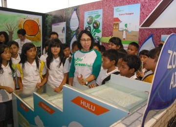 Pemimpin Danone Aqua Parmaningsih Hadinegoro sedang menjelaskan pengelolaan dan pemanfaatan air secara bijak dalam kehidupan sehari-hari kepada murid-murid SD yang berasal dari sekitar pabrik Aqua di Bekasi dan Bogor, Kamis (1/12) di Bentara Budaya Jakarta