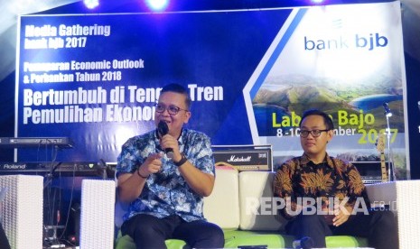  Pemimpin Divisi Corporate Secretary Bank BJB Hakim Putratama (kiri) dan Ekonom Institute for Development of Economics and Finance (Indef) Bhima Yudhistira memberikan paparan pada Economic Outlook dan Perbankan Tahun 2018, di Labuan Bajo, Flores, Nusa Tenggara Timur, Jumat (8/12).