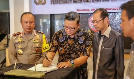 Pemimpin Divisi Corporate Secretary bank bjb Hakim Putratama (tengah) menandatangani penyerahan dana CSR pembangunan Masjid Mapolda Jabar dengan Kapolda Jawa Barat Irjen Pol Drs Agung Budi Maryoto, M.Si (kiri) yang didampingi Direktur Utama bank bjb Ahmad Irfan (kanan).