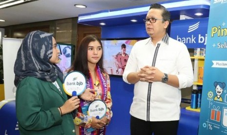 Pemimpin Divisi Dana dan Jasa konsumer Bank Bjb Hakim Putratama (kanan) berbincang dengan salah satu Duta literasi dan Inklusi Keuangan Azura Nur Azizah (tengah) dan mahasiswa dalam acara ‘AkSiMuda Menabung untuk Semua 2019’ di Auditorium BPPT, Thamrin, Jakarta, Selasa (30/7). 