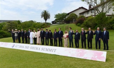 Pemimpin dunia berpose untuk foto dalam KTT G7 di Shima, Jepang, Jumat, 27 Mei 2016.