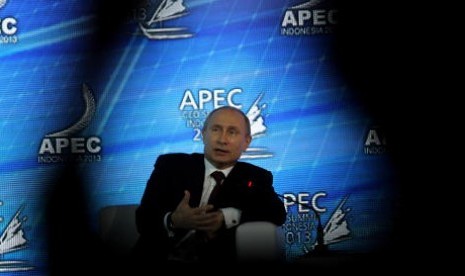 Pemimpin Ekonomi Rusia Presiden Vladimir Putin menyampaikan pidato kuncinya dalam dialog APEC CEO Summit 2013 di BICC, Nusa Dua, Bali, Senin (7/10/2013)